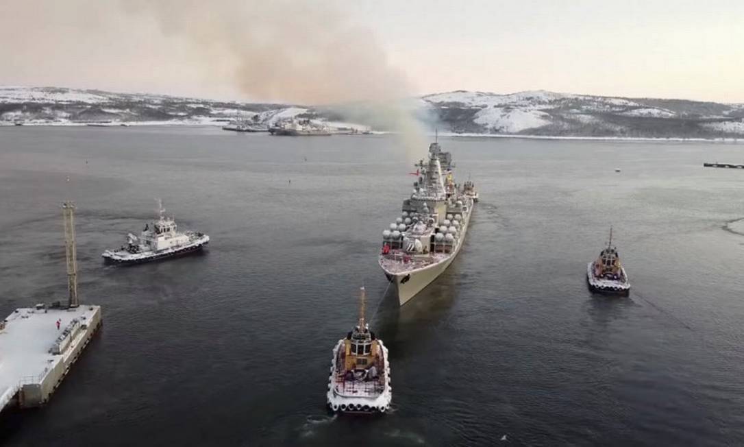 Navio da Marinha Russa Marechal Ustinov, que transporta mísseis teleguiados, em exercício naval nesta quarta-feira Foto: RUSSIAN DEFENCE MINISTRY / via REUTERS