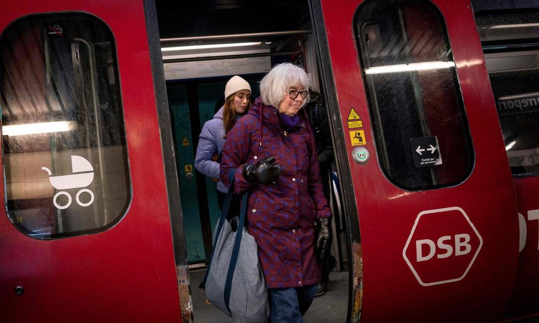 Pessoas sem máscara deixam vagão de metrô em Copenhague após Dinamarca eliminar todas as restrições contra a Covid-19 Foto: LISELOTTE SABROE / AFP