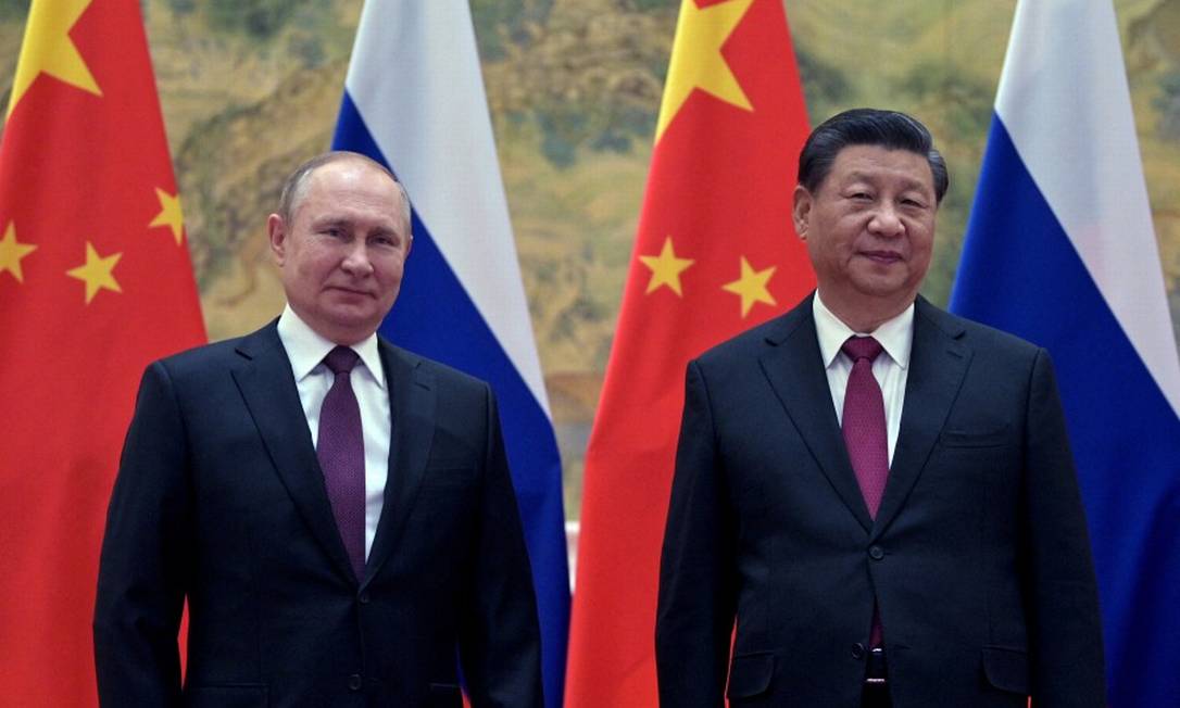Os presidentes da Rússia, Vladimir Putin, e da China, Xi Jinping, em encontro em Pequim nesta sexta-feira Foto: SPUTNIK / via REUTERS