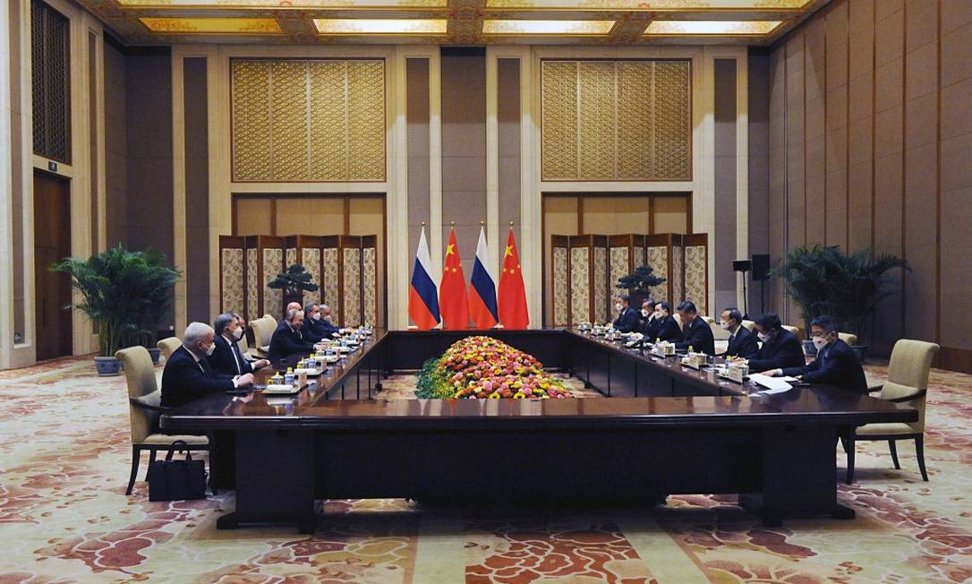 Reunião entre os pressidentes da Rússia, Vladimir Putin, e da China, Xi Jinping, em Pequim nesta sexta-feira Foto: ALEXEI DRUZHININ / AFP