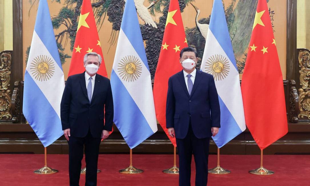Os presidentes da Argentina, Alberto Fernández, e da China, Xi Jinping, após encontro em Pequim neste domingo Foto: Presidência / AFP