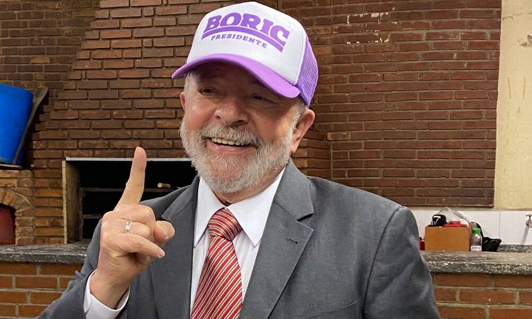 O ex-presidente Luiz Inácio Lula da Silva com boné da campanha de Gabriel Boric em foto postada em uma rede social Foto: Reprodução