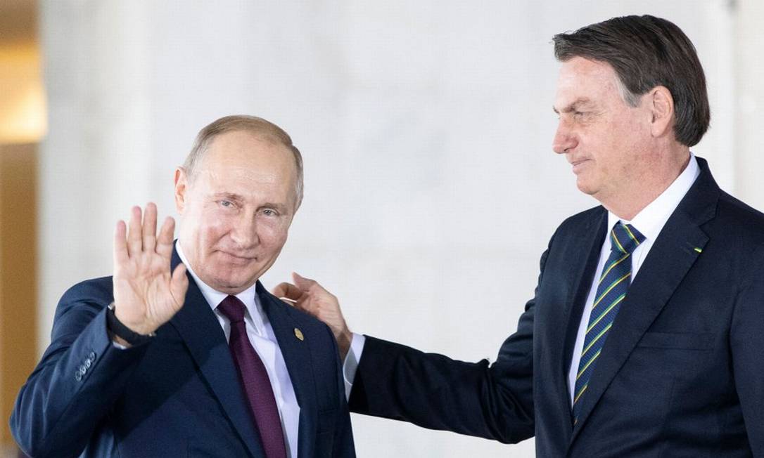 O presidente Jair Bolsonaro cumprimenta o presidente da Rússia, Vladimir Putin, em um encontro no Itamaraty em Brasília em novembro de 2019 Foto: PAVEL GOLOVKIN / AFP