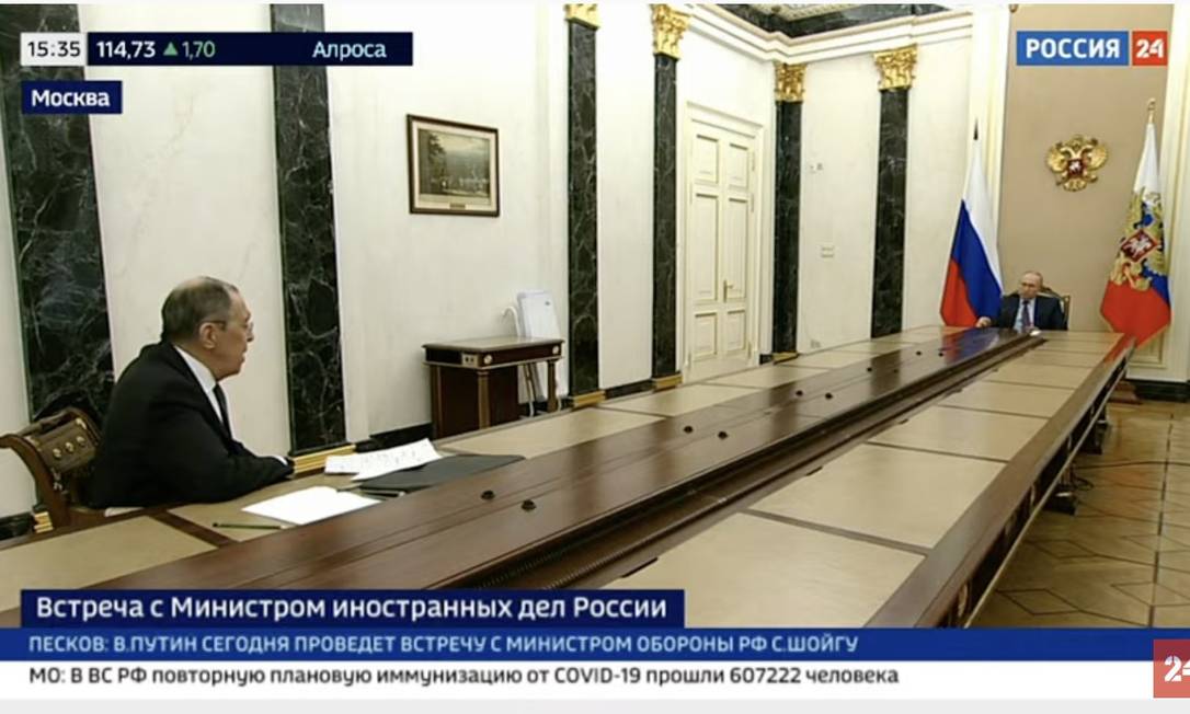 O ministro das Relações Exteriores da Rússia, Sergei Lavrov, e o presidente Vladimir Putin na reunião transmitida pela TV russa Foto: Reprodução de TV / .