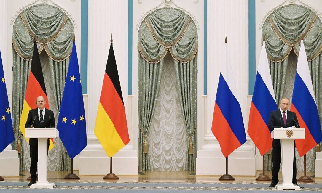 O chanceler da Alemanha, Olaf Scholz, e o presidente da Rússia, Vladimir Putin, em entrevista coletiva no Kremlin em fevereiro Foto: SPUTNIK / via REUTERS