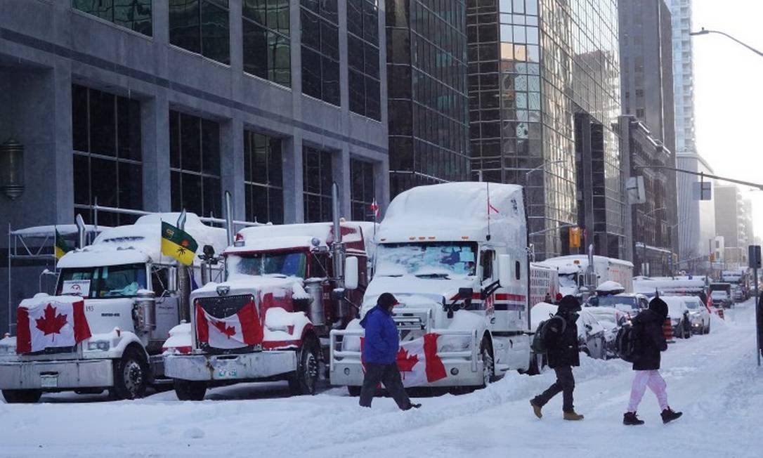 Ruas do centro de Ottawa bloqueadas por caminhoneiros: à noite, houve uma nevasca, e as temperaturas chegam a -23°C nesta sexta-feira Foto: SCOTT OLSON / AFP