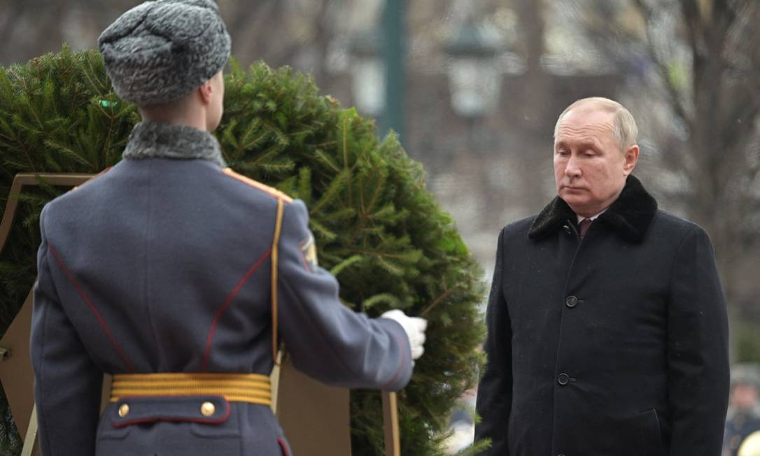 O presidente da Rússia, Vladimir Putin, em uma cerimônia no Túmulo do Soldado Desconhecido em Moscou nesta quarta-feira Foto: SPUTNIK / via REUTERS