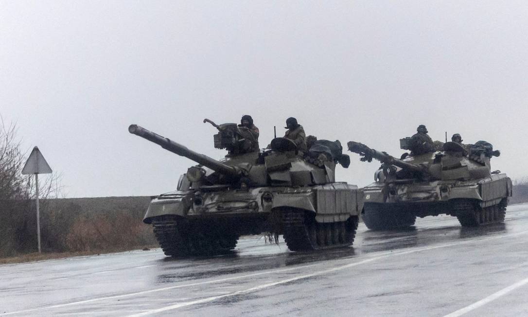 Tanques ucranianos após a invasão russa nesta quinta-feira Foto: CARLOS BARRIA / REUTERS
