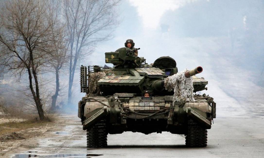 Tanques russos no front Leste nesta sexta-feira Foto: ANATOLII STEPANOV / AFP