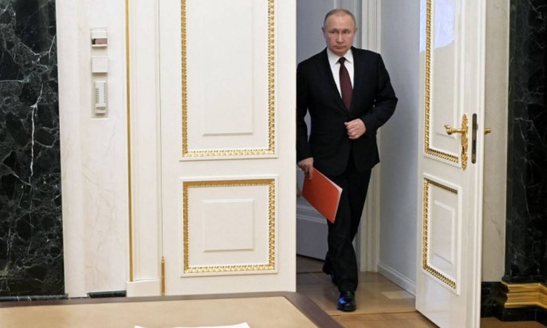 O presidente da Rússia, Vladimir Putin, no Kremlin na sexta-feira Foto: ALEXEY NIKOLSKY / AFP