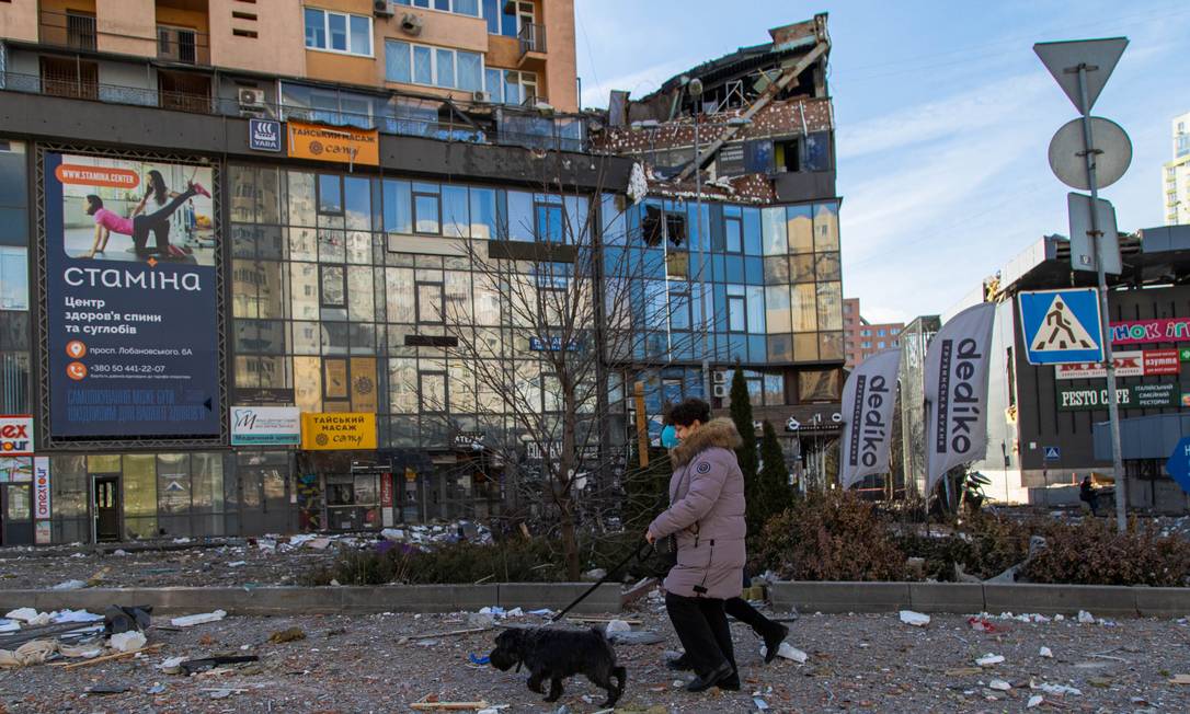 Escombros em frente a prédio residencial atingido por míssil em Kiev Foto: Yan Boechat / Agência O Globo