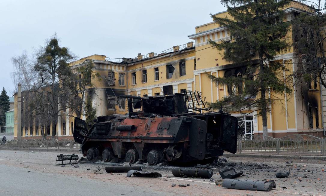 Um veículo blindado ucraniano BTR-4 destruído em uma área próxima do centro de Kharkiv Foto: SERGEY BOBOK / AFP