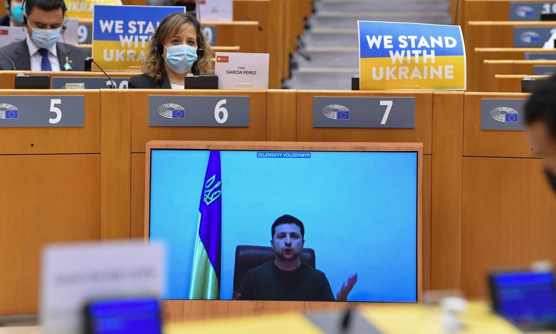 O presidente da Ucrânia, Volodymyr Zelensky, em mensagem por vídeo ao Parlamento Europeu Foto: JOHN THYS / AFP