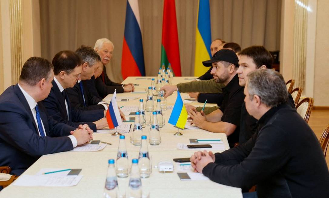 Membros das delegações da Rússia e da Ucrânia na primeira rodada de negociações na Bielorrússia Foto: SERGEI KHOLODILIN / AFP