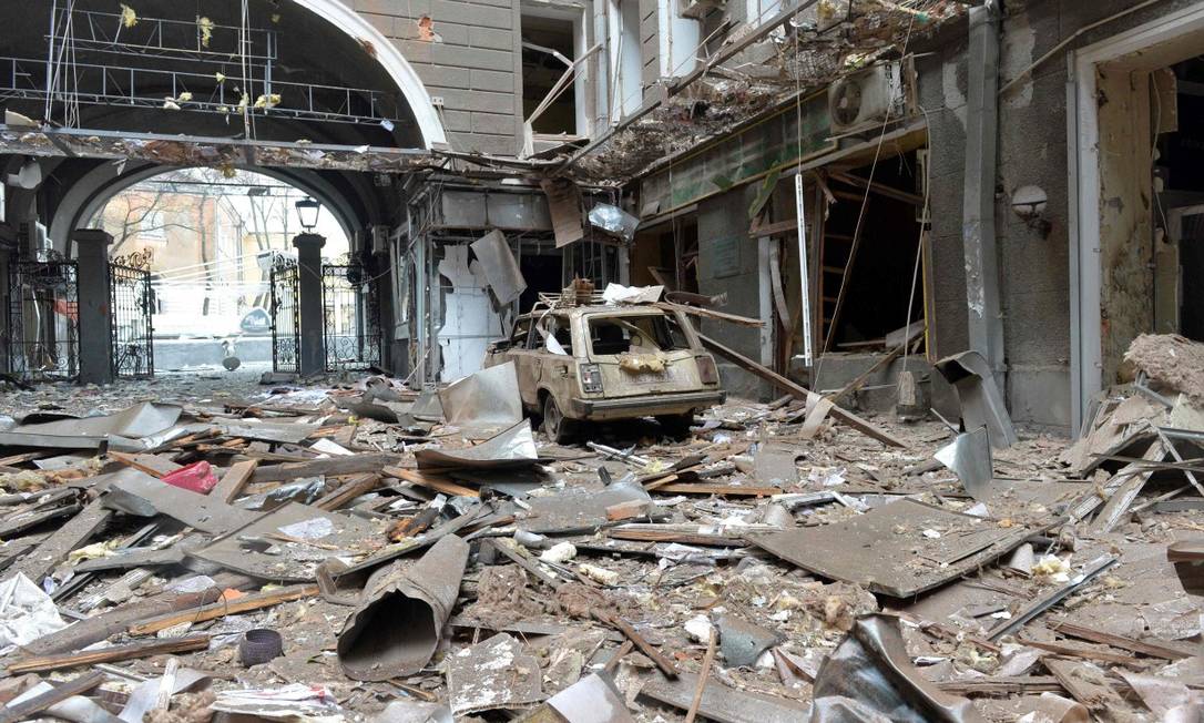 Um prédio destruído na Praça da Constituição, em Karkhiv, a segunda maior cidade da Ucrânia, que passou o dia sob fogo de artilharia e bombardeios Foto: SERGEY BOBOK / AFP