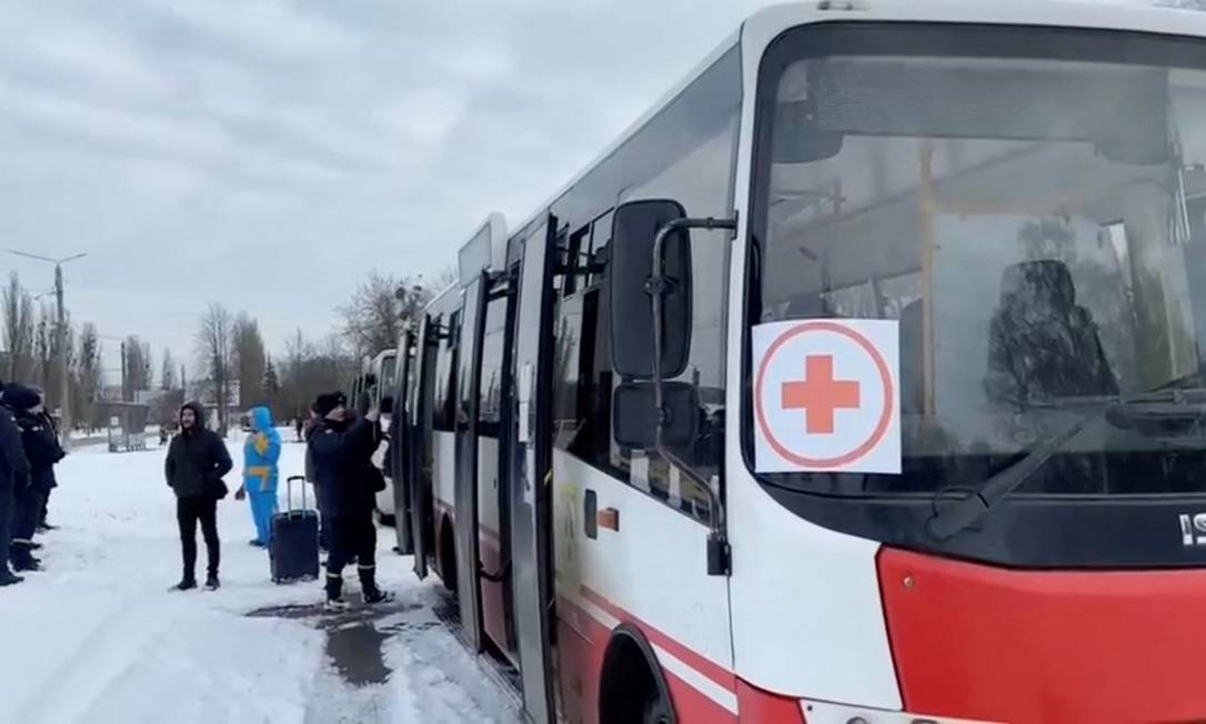 Ucranianos embarcam em ônibus em Sumy para deixar cidade que tem sido bombardeada pelas forças de invasão da Rússia Foto: DEPUTY HEAD FOR PRESIDENT'S OFFI / VIA REUTERS