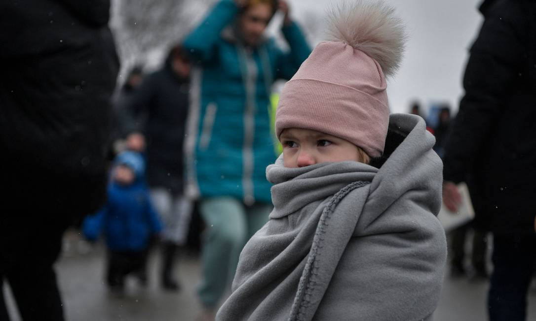 Menina refugiada ucraniana na fronteira do seu país com a Polônia Foto: LOUISA GOULIAMAKI / AFP