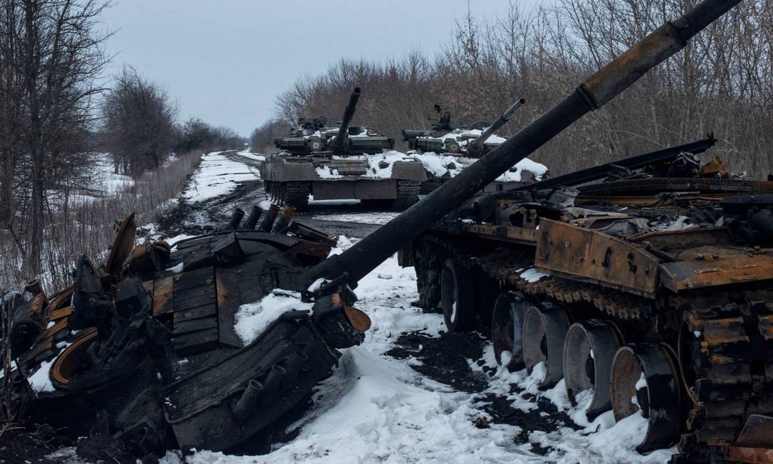 Um tanque da Rússia destruído na região de Sumy, na Ucrânia Foto: IRINA RYBAKOVA/PRESS SERVICE OF / via REUTERS