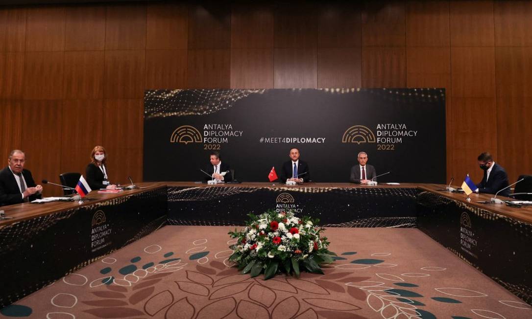 O russo Lavrov (esquerda), o mediador turco Mevlut Cavusoglu (centro) e o ucraniano Dmytro Kuleba (direita) no encontro em Antália, na Turquia Foto: Ministério do Exterior da Turquia / via REUTERS
