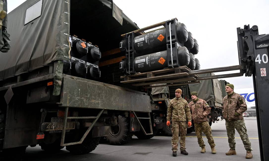 Soldados da Ucrânia descarregam um caminhão repleto de Javelins, os poderosos mísseis antitanque dos Estados Unidos Foto: SERGEI SUPINSKY / AFP