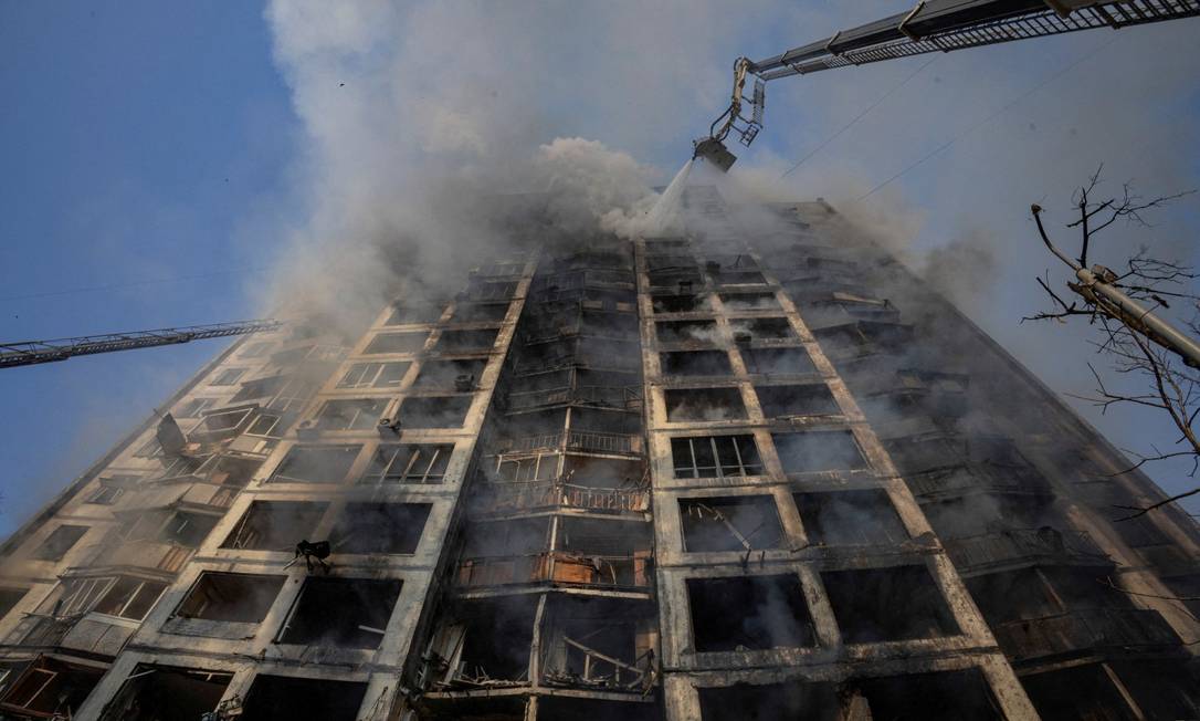 Bombeiros apagam incêndio de prédio em Kiev Foto: MARKO DJURICA / REUTERS