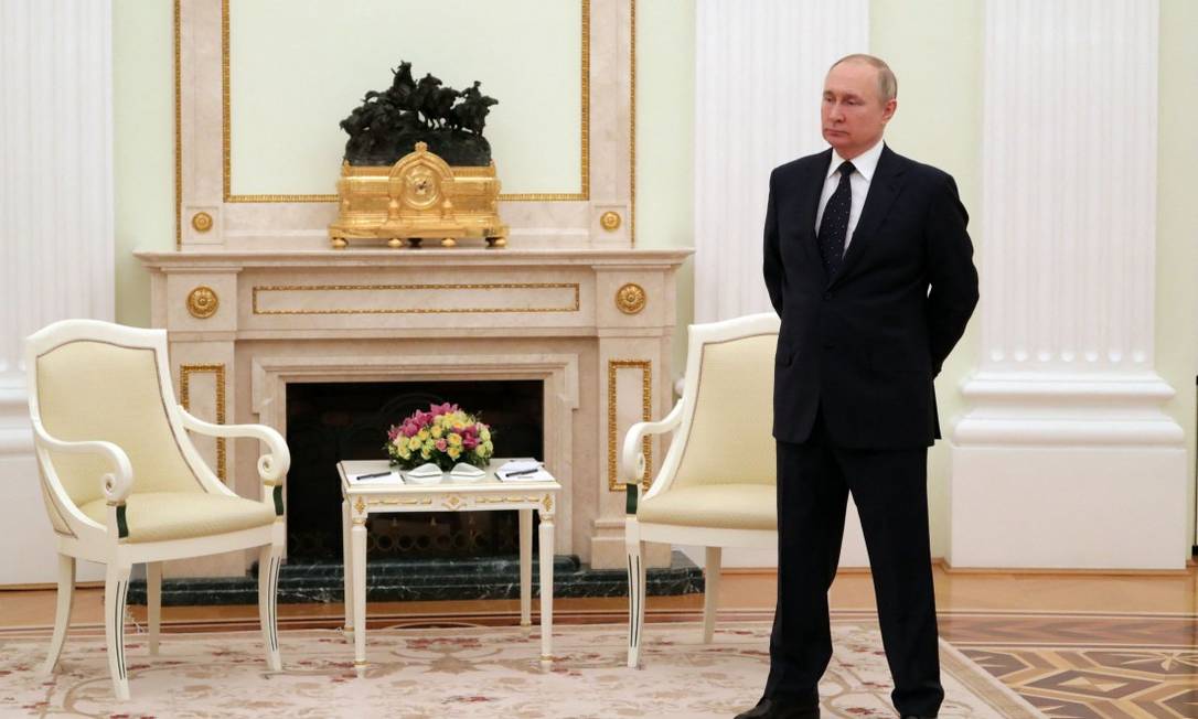 O presidente da Rússia, Vladimir Putin: segundo seu porta-voz, encontro com Zelinsky só ocorrerá após acordo entre delegações Foto: MIKHAIL KLIMENTYEV / AFP