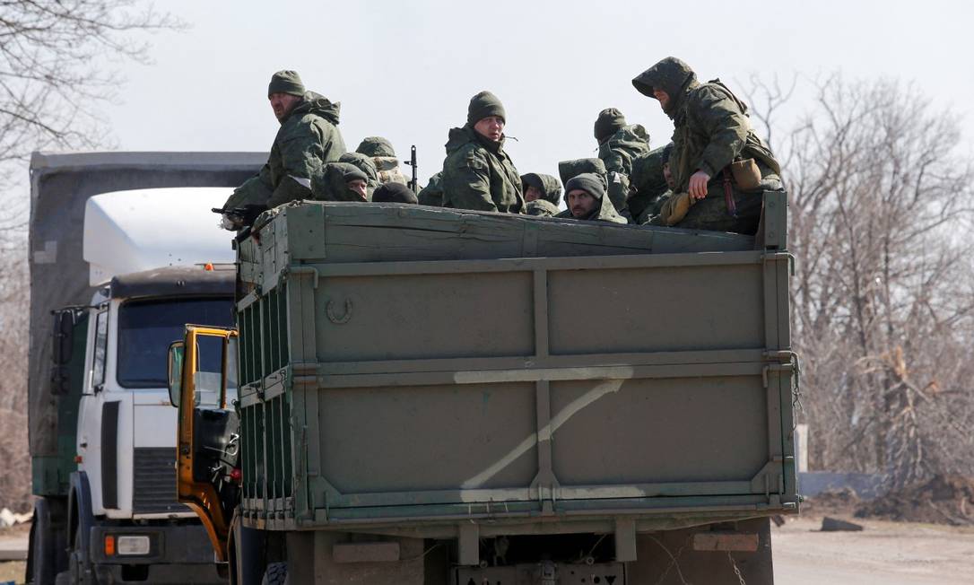 Caminhão com a letra Z pintada com soldados russos chega a Mariupol Foto: ALEXANDER ERMOCHENKO / REUTERS