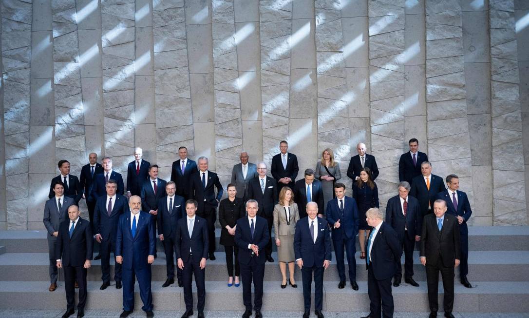 A foto de família dos líderes mundias presentes na Cúpula da Otan, o primeira dos três encontros de alto nível em Bruxelas nesta quinta-feira Foto: BRENDAN SMIALOWSKI / AFP