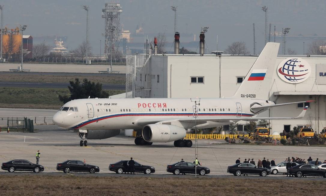 Um voo especial contendo a equipe de negociadores da Rússia pousa no aeroporto Ataturk, em Istambul Foto: YORUK ISIK / REUTERS