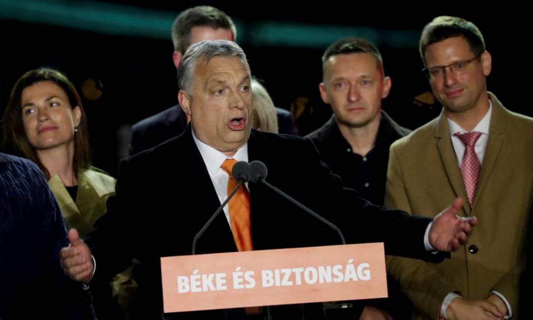 O premier da Hungria, Viktor Orbán, em discurso após sua vitória eleitoral no domingo Foto: BERNADETT SZABO / REUTERS