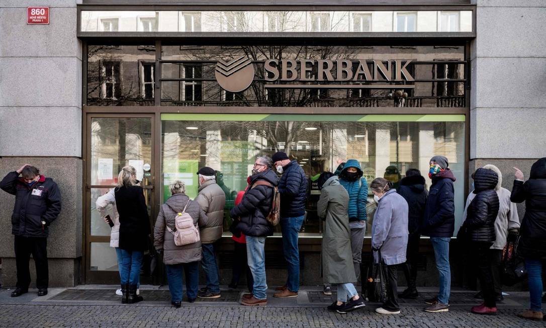 Fila em frente a agência do Sberbank, em Praga, no dia 25 de fevereiro, segundo dia da guerra: banco fora então poupado, mas não escapou das novas punições americanas Foto: MICHAL CIZEK / AFP