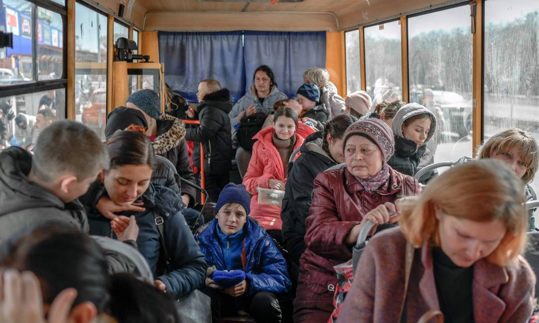 Pesssoas que fugiram de Mariupol chegam a Zaporíjia, a 200 quilômetros a noroeste Foto: BULENT KILIC / AFP