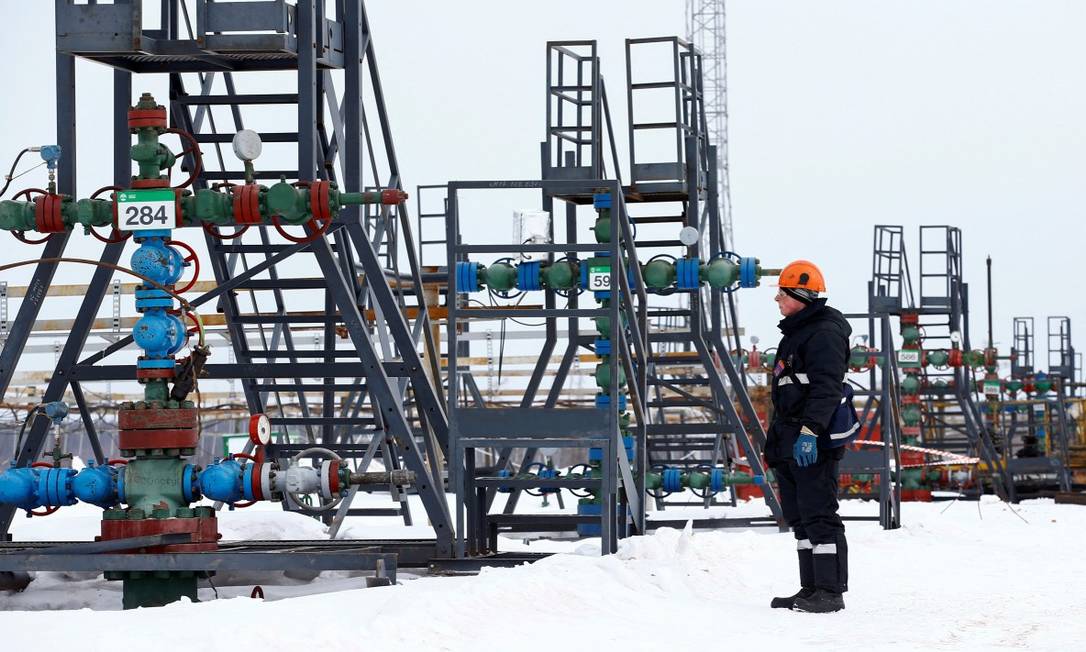 Um funcionário inspeciona uma cabeça de poço de petróleo na região de Irkutsk, Rússia Foto: VASILY FEDOSENKO / REUTERS
