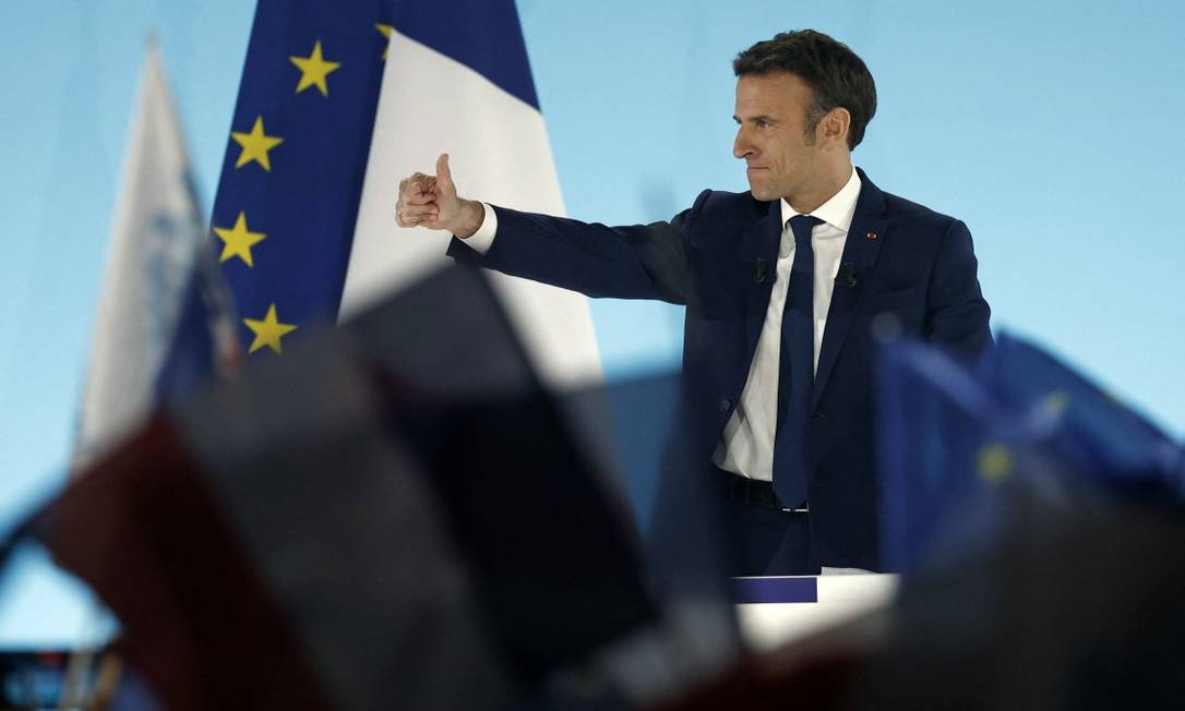 O presidente da França, Emmanuel Macronn, sobe ao palco após o resultado das eleições neste domingo Foto: BENOIT TESSIER / REUTERS