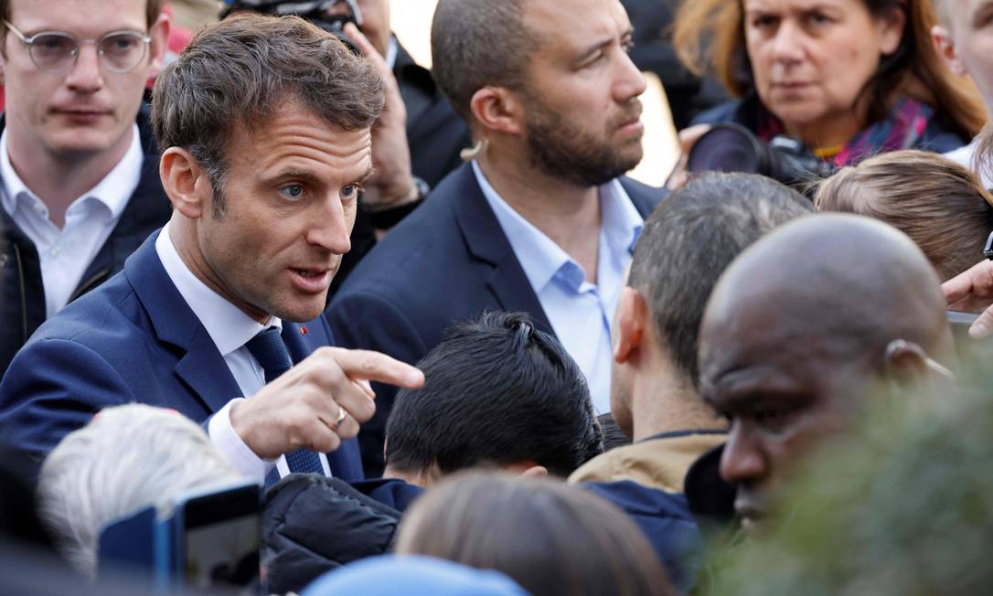 O presdidente da França, Emmanuel Macron, em campanha em Denain, no Norte, nesta segunda-feira Foto: LUDOVIC MARIN / AFP