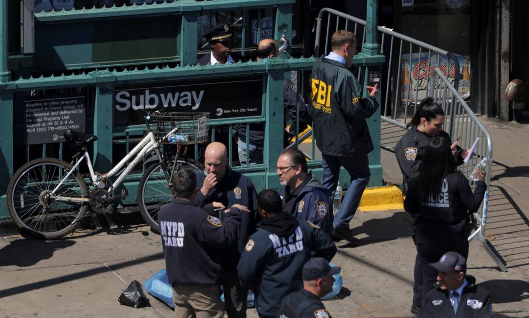 Policias de Nova York do lado de fora da estação onde ocorreram os ataques nesta terça-feira Foto: ANDREW KELLY / REUTERS