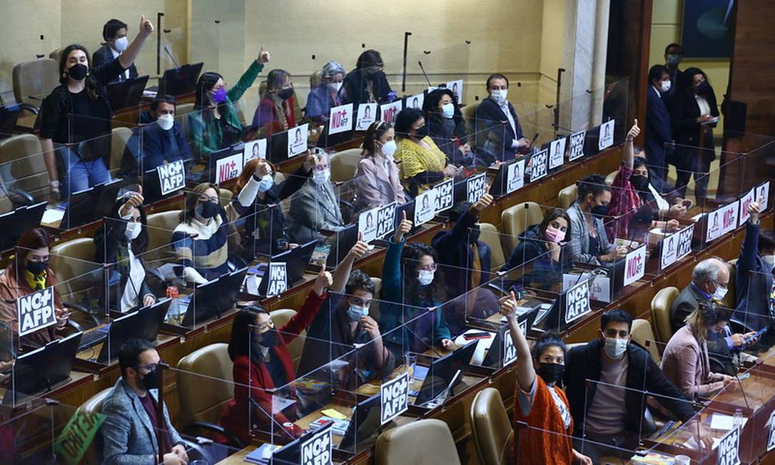 Deputados da Frente Ampla, partido de Boric, votam a favor do projeto do governo durante votação na noite desta segunda-feira Foto: Câmara dos Deputados do Chile