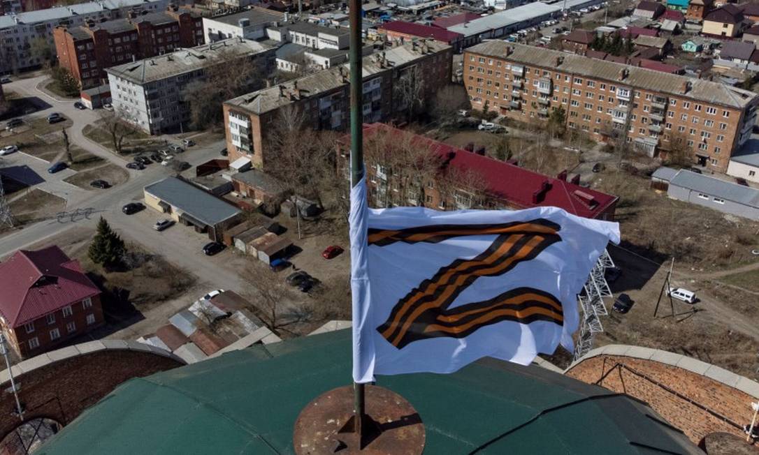 Uma bandeira marcada com um Z, símbolo da campanha militar russa, em Omsk Foto: ALEXEY MALGAVKO / REUTERS