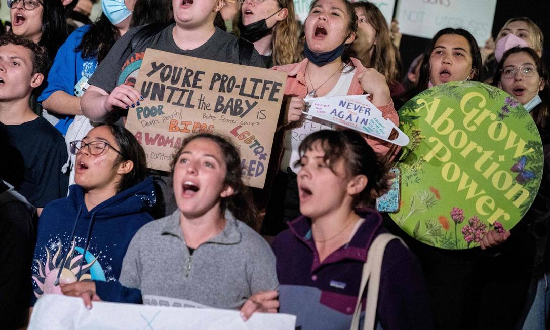 Ativistas a favor do direito ao aborto se reúnem do lado de fora da Suprema Corte em Washington na noite de segunda-feira Foto: STEFANI REYNOLDS / AFP