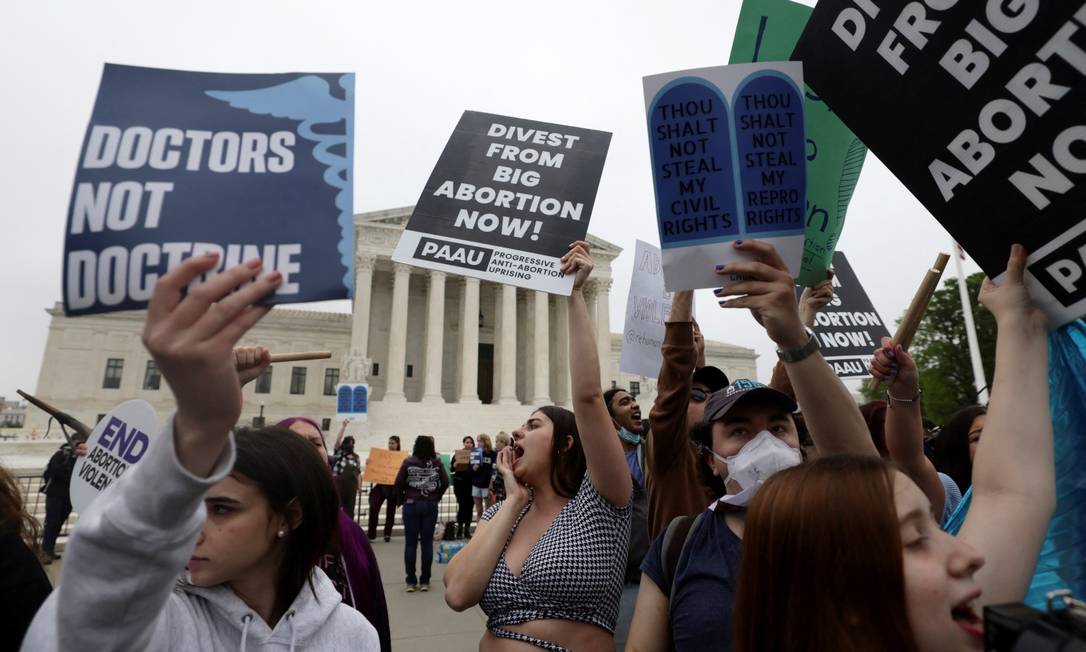Manifestantes protestam em frente à Suprema Corte americana: tribunal consegue se manter isolado de pressões políticas imediatas Foto: EVELYN HOCKSTEIN / REUTERS
