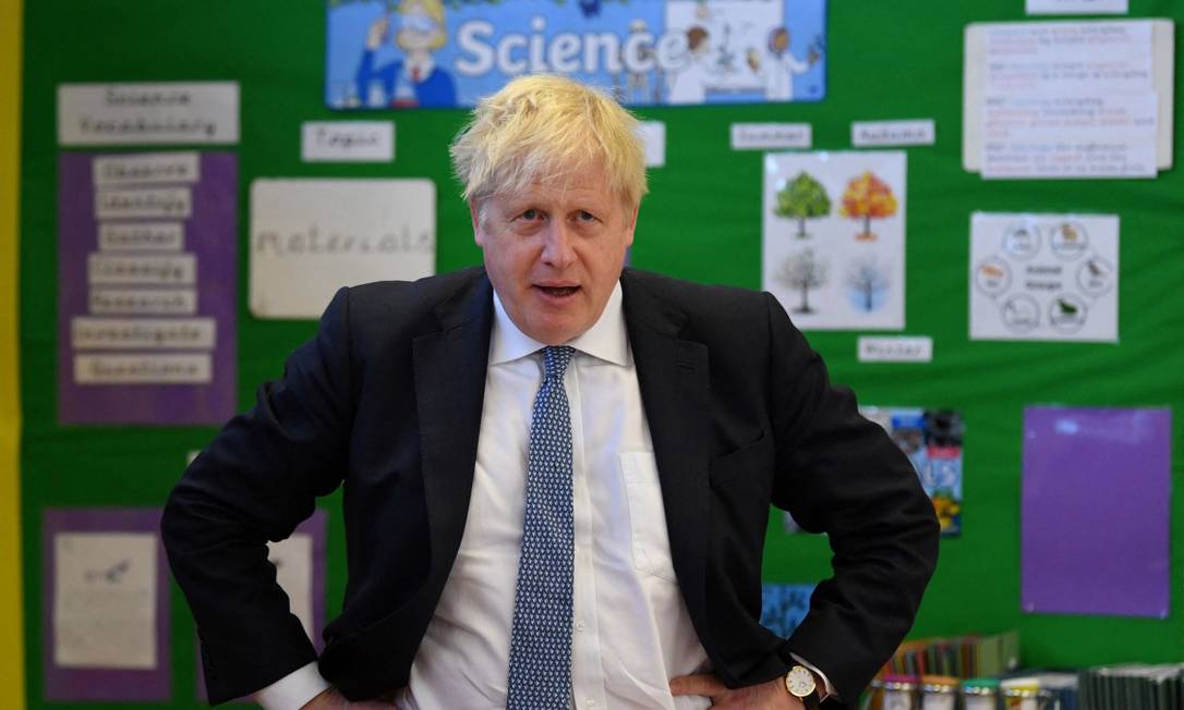 O primeiro-ministro britânico, Boris Johnson, em uma visita a uma escola infantil nesta sexta-feira Foto: DANIEL LEAL / AFP