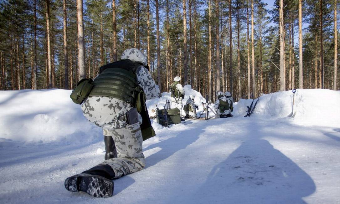 Reservistas da Brigada Karelia, uma das três brigadas finlandesas de prontidão, em um exercício militar Foto: LEHTIKUVA / via REUTERS