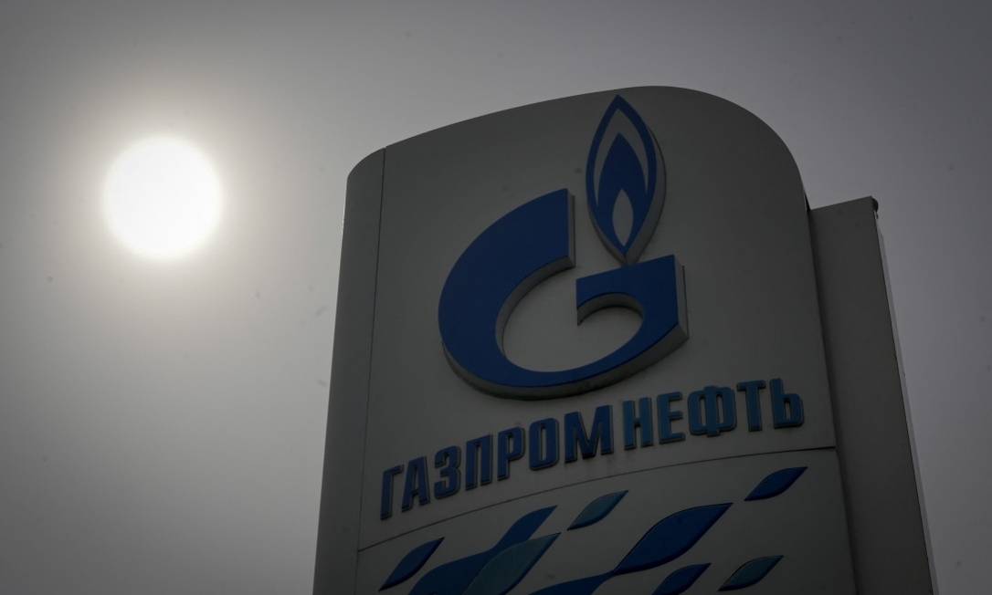 O logo da gigante estatal russa Gazprom em um posto de combustível em Moscou: subsidiárias europeias da empresa sofreram sanções de Moscou nesta quinta-feira Foto: NATALIA KOLESNIKOVA / AFP