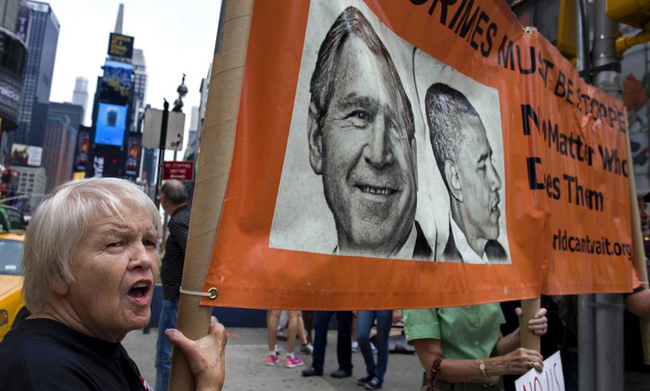 Sharon Pavlovich protesta na Times Square contra intervenção militar americana na Síria após o presidente Obama discursar na Casa Branca Foto: Craig Ruttle / AP
