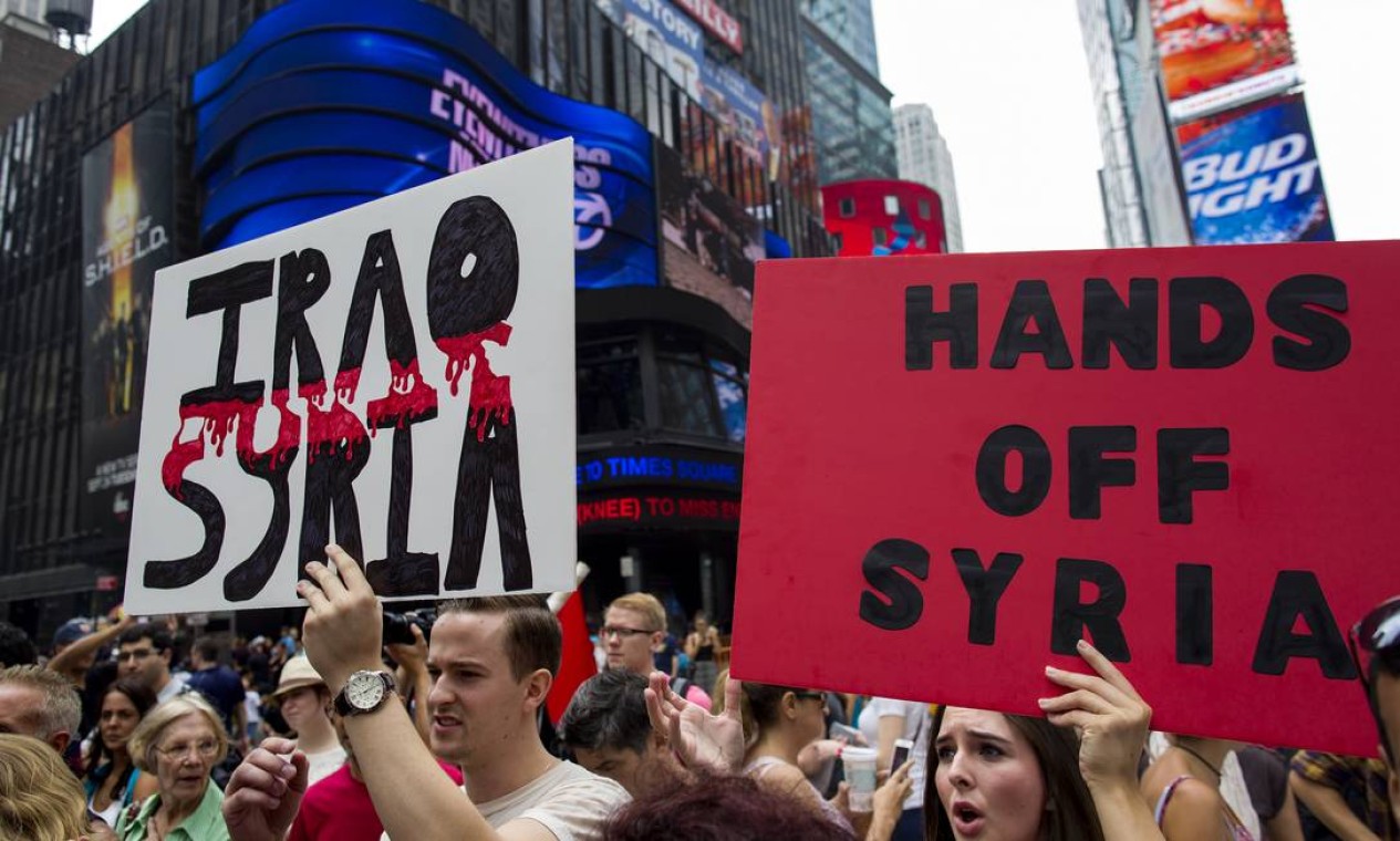 No dia em que o presidente Barack Obama anunciou que os EUA estão prontos para atacar a Síria, manifestantes tomaram a Times Square para protestar contra uma possível intervenção militar Foto: Craig Ruttle / AP