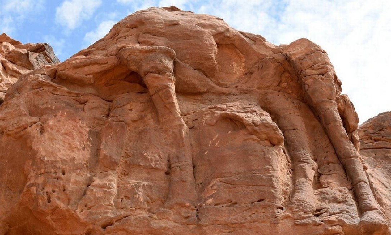 Novo estudo mostra que imagens esculpidas em rochas na Arábia Saudita têm entre 7 e 8 mil anos. Foto: AFP
