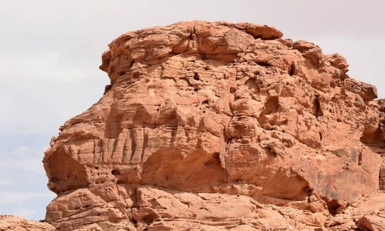 As imagens esculpidas nas rochas são em grande escala. Foto: AFP