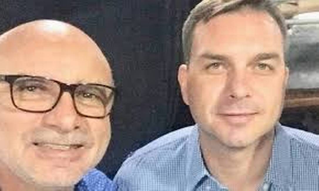 Flávio Bolsonaro e o ex-assessor Fabrício Queiroz; exoneração ocorreu em meio a investigações na Alerj Foto: Arte