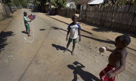 Meninos em Laje do Muriaé soltam pipa numa das ruas da cidade, que tem um dos menores PIBs do Rio Foto: Antonio Scorza / Agência O Globo