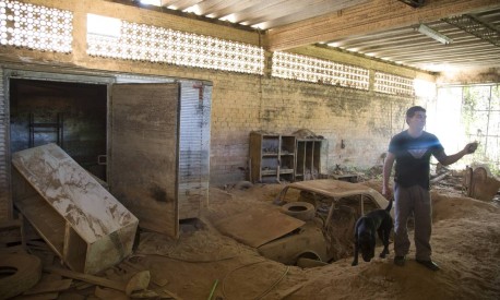 No galpao em Corrego D'Antas, Nova Friburgo, carro e móveis continuam soterrados quase quatro anos depois Foto: Antonio Scorza / Agência O Globo